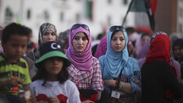 Mulheres participam de protestos na cidade de Trípoli, Líbia, 30 de setembro de 2011 (foto de arquivo) - Sputnik Brasil