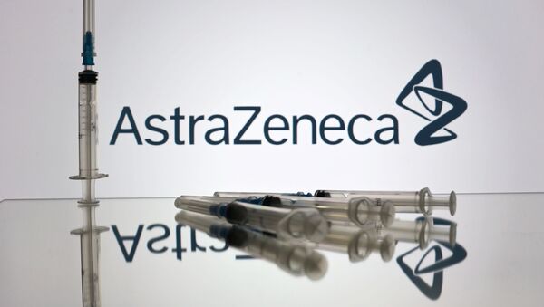 Seringas e logo da farmacêutica AstraZeneca - Sputnik Brasil