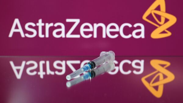 Seringa e logo da farmacêutica AstraZeneca - Sputnik Brasil