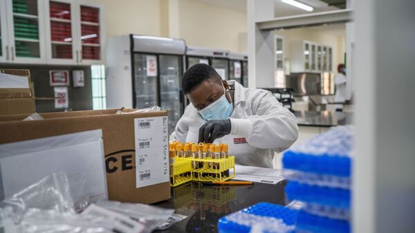 Técnico de laboratório estuda amostras de sangue de voluntários que tomaram a vacina contra a COVID-19 da Johnson & Johnson em Groblersdal, na África do Sul - Sputnik Brasil