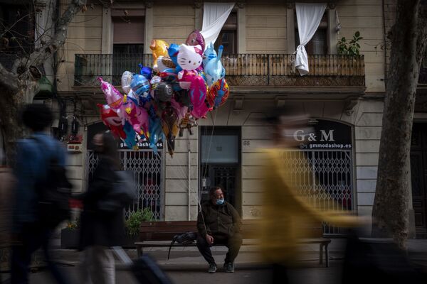 Vendedor de balões espera por clientes em rua de Barcelona, Espanha, em 9 de fevereiro de 2021 - Sputnik Brasil