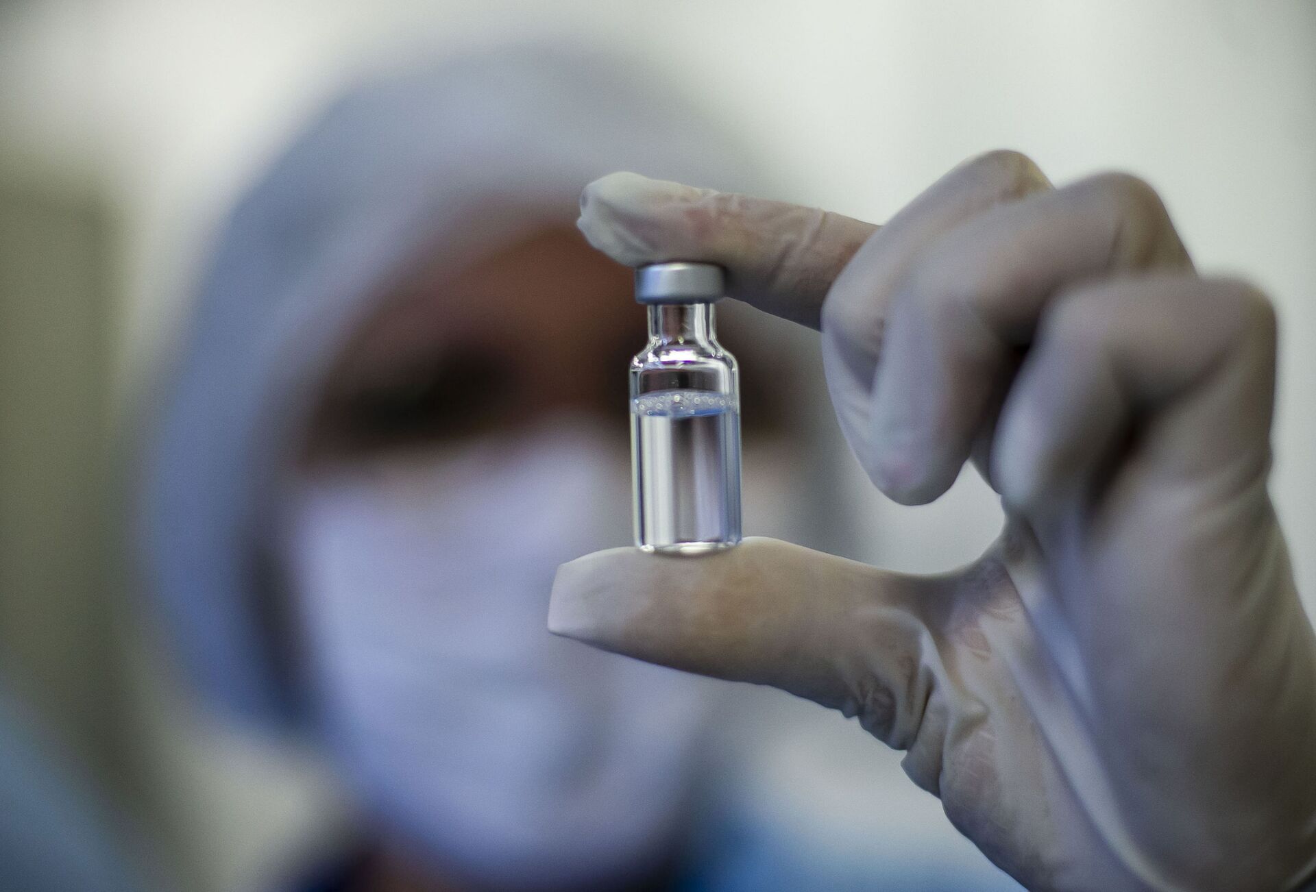Funcionária mostra frasco da vacina da AstraZeneca contra COVID-19 produzida pela Fiocruz, Rio de Janeiro, 12 de fevereiro de 2021 - Sputnik Brasil, 1920, 07.01.2022