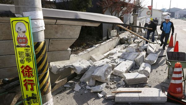 Uma parte de parede desmoronada pelo forte terremoto em Kunimi, na prefeitura de Fukushima, em 14 de fevereiro de 2021 - Sputnik Brasil