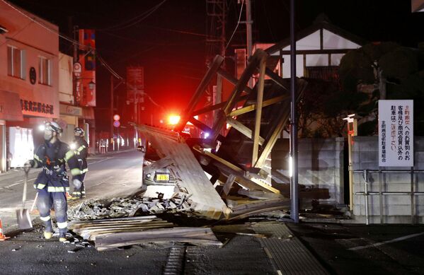 Um portão destruído em Koori, prefeitura de Fukushima, na madrugada de 14 de fevereiro - Sputnik Brasil