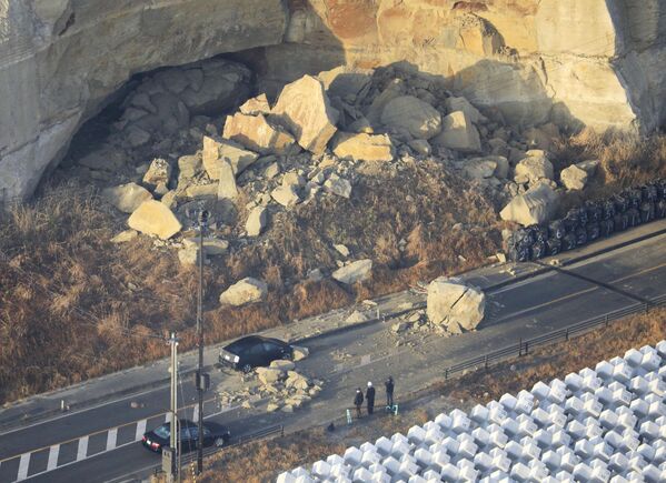 Rochas caídas bloqueando a rodovia Joban Expressway em Soma, prefeitura de Fukushima, após o forte terremoto
 - Sputnik Brasil
