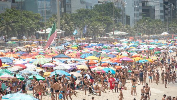 Movimentação de banhistas na Praia do Leblon, na cidade deo Rio de Janeiro. - Sputnik Brasil