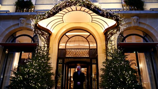 Entrada principal do luxuoso hotel Plaza Athenee, em Paris, França - Sputnik Brasil
