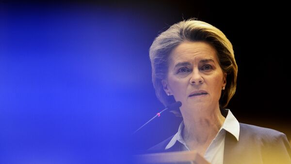 A presidente da Comissão Europeia, Ursula von der Leyen, fala durante um debate sobre a abordagem da UE unificada às vacinas COVID-19 no Parlamento Europeu em Bruxelas, quarta-feira, 10 de fevereiro de 2021 - Sputnik Brasil