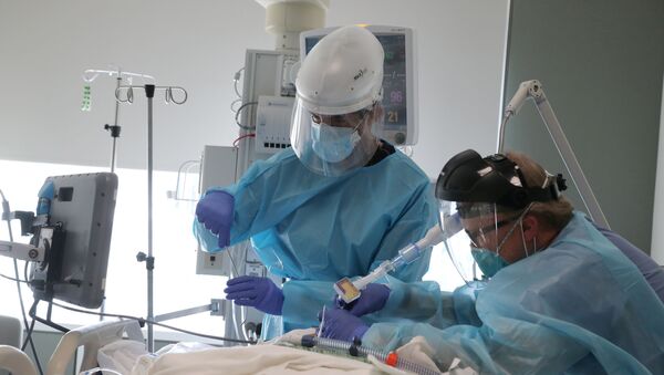 FILE PHOTO: Dr. Gabriel Gomez, 40, intubates a coronavirus disease (COVID-19) patient in the COVID-19 ICU at Providence Mission Hospital in Mission Viejo, California, U.S., January 8, 2021 - Sputnik Brasil