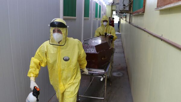 Caixão com o corpo de vítima da COVID-19, é retirado por agentes funerários com a ajuda de familiar de hospital na cidade de  Lábrea, no Amazonas. - Sputnik Brasil