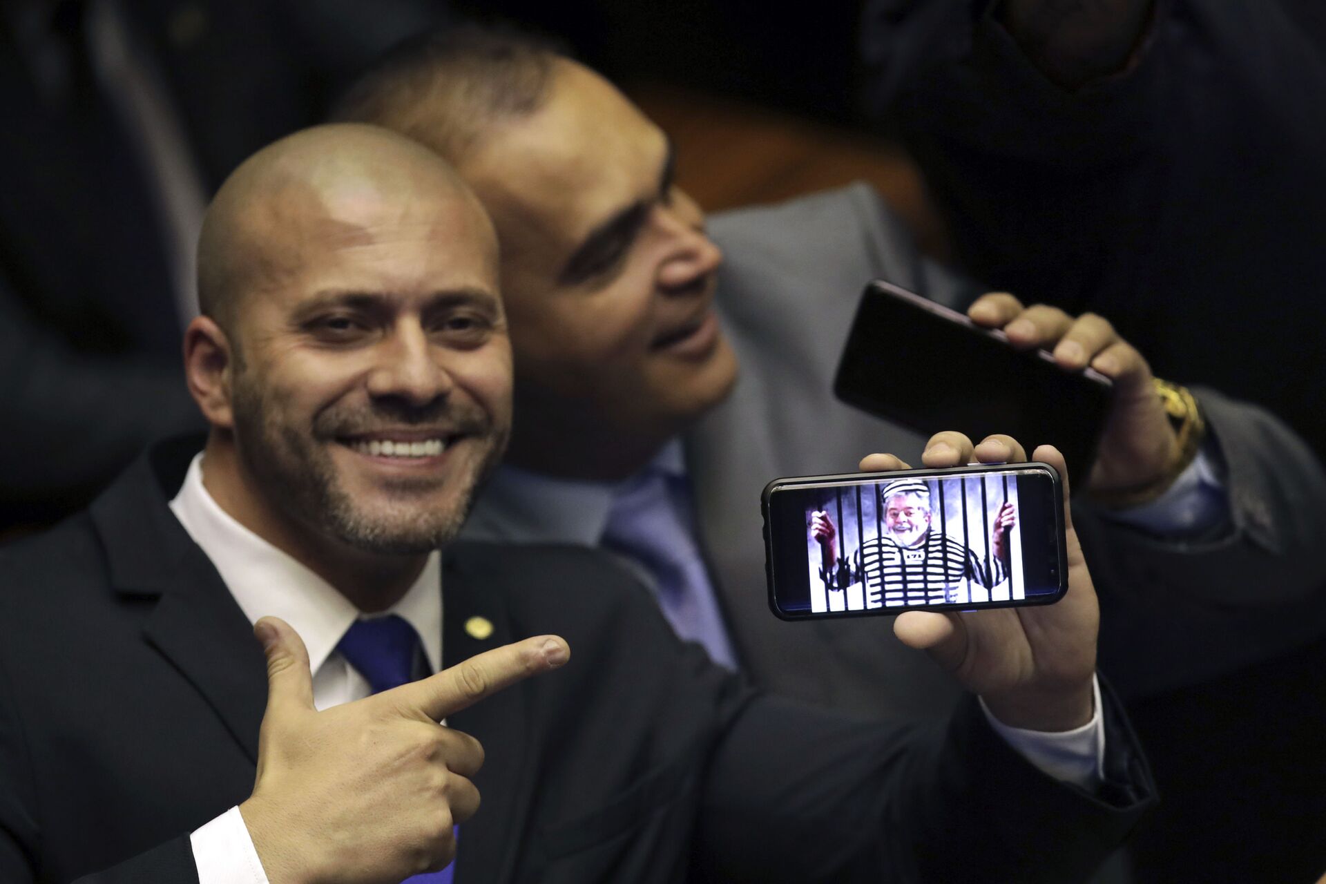 O deputado federal Daniel Silveira (PSL-RJ) segura imagem no celular com uma montagem do ex-presidente Luiz Inácio Lula da Silva preso em sessão da Câmara dos Deputados. - Sputnik Brasil, 1920, 02.02.2023