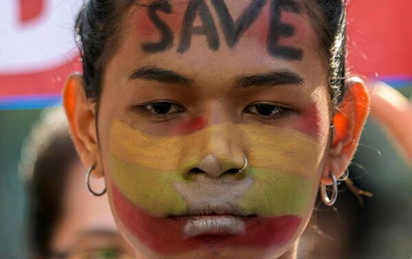 Manifestante durante protesto contra o golpe militar em Yangon, Mianmar, 17 de fevereiro de 2021 - Sputnik Brasil