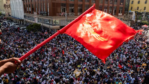 Manifestantes se reúnem na maior cidade de Mianmar, Yangon, em 17 de fevereiro de 2021 - Sputnik Brasil