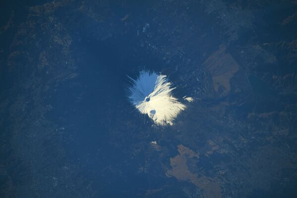 Monte Fuji coberto por neve, Japão, é fotografado pelo astronauta japonês Soichi Noguchi a bordo da EEI - Sputnik Brasil