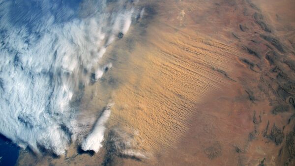 Tempestade de areia, vinda do deserto do Saara, é captura em foto por cosmonauta russo da Estação Espacial Internacional - Sputnik Brasil