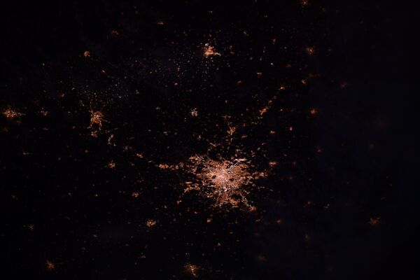 Luzes de Paris noturna, França, captadas por astronauta japonês a partir da Estação Internacional Espacial - Sputnik Brasil