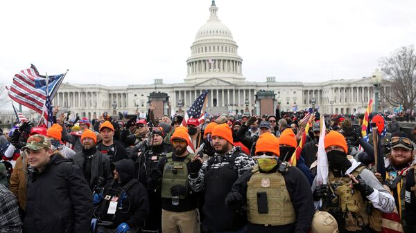 Membros do Proud Boys, grupo de extrema-direita, fazem gestos de mão OK indicando poder branco, em protesto junto do Capitólio em Washington, EUA, 6 de janeiro de 2021 - Sputnik Brasil
