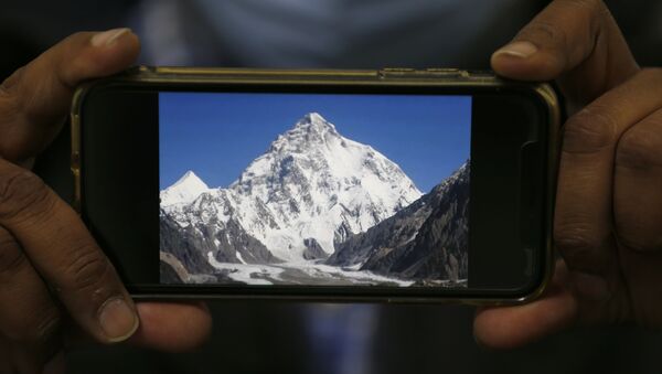 Foto do K2, a segunda montanha mais alta do mundo, na tela de um telefone celular - Sputnik Brasil