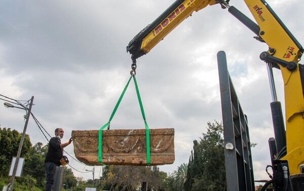 Caixão de 1.800 anos do período romano sendo retirado em meio a obras de hospital para animais em Tel Aviv - Sputnik Brasil