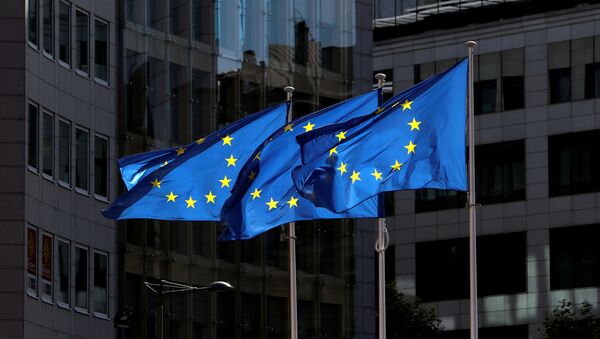 Bandeiras dos países da UE no exterior da sede da Comissão Europeia em Bruxelas, Bélgica, 21 de agosto de 2020 - Sputnik Brasil