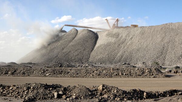 Máquina de mineração trabalha na mina Bayan Obo, que contém minerais de terras raras, na Mongólia Interior, China (foto de arquivo) - Sputnik Brasil