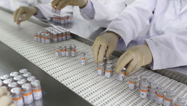 Funcionários do Instituto Butantan trabalham na produção da vacina contra o coronavírus CoronaVac - Sputnik Brasil