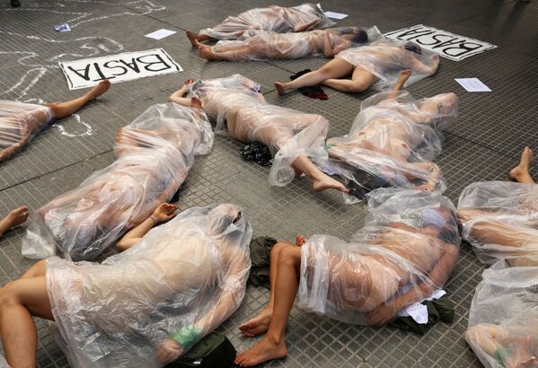 Mulheres nuas em sacos de plástico durante protestos contra a violência contra mulheres, após o assassinato de Ursula Bahillo, em Buenos Aires, Argentina, 17 de fevereiro de 2021 - Sputnik Brasil