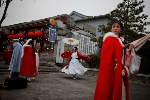 Meninas em vestidos tradicionais durante celebrações do Ano Novo Lunar em Pequim, China, 14 de fevereiro de 2021 - Sputnik Brasil