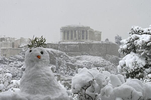 Boneco de neve tendo ao fundo a Acrópole em Atenas, Grécia, durante forte nevasca, 16 de fevereiro de 2021 - Sputnik Brasil