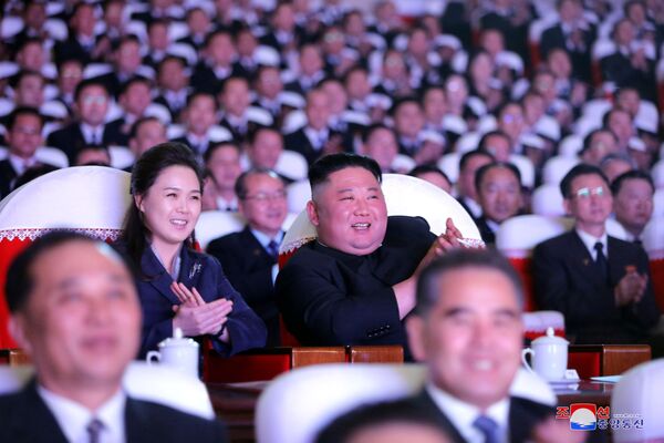 O líder norte-coreano Kim Jong-un e sua esposa Ri Sol-ju assistindo ao show em comemoração do Dia de Estrela Brilhante, o aniversário do ex-líder Kim Jong-il, Coreia do Norte, em foto divulgada pela agência de notícias norte-coreana KCNA, 17 de fevereiro de 2021 - Sputnik Brasil