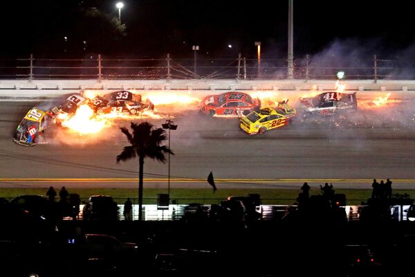 Pilotos de NASCAR Cup sofrem acidente durante corrida Daytona 500, Flórida, EUA, 14 de fevereiro de 2021 - Sputnik Brasil