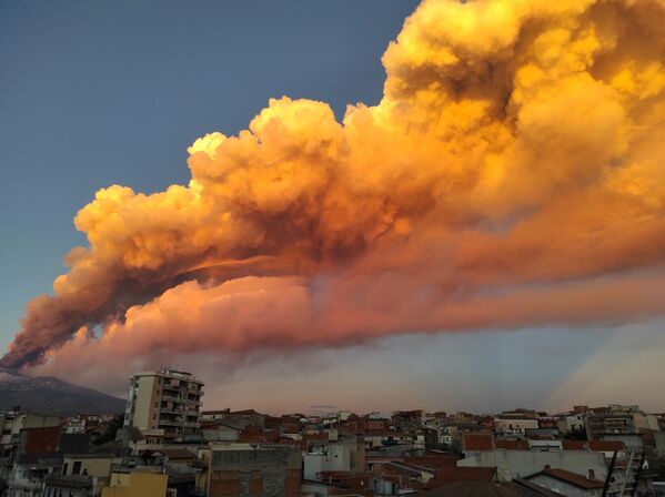 Vulcão Etna entra em erupção, Itália, 16 de fevereiro de 2021 - Sputnik Brasil
