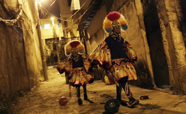 Participantes do tradicional Carnaval no Brasil, que foi cancelado devido à pandemia de coronavírus - Sputnik Brasil
