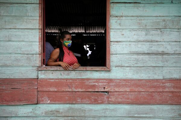 Mulher indígena aguarda para receber a vacina da Sinovac na margem do rio Urubu, no estado de Amazonas, Brasil, 13 de fevereiro de 2021 - Sputnik Brasil