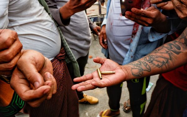 Manifestantes seguram munição letal usada por forças de segurança durante protesto em Mianmar. - Sputnik Brasil