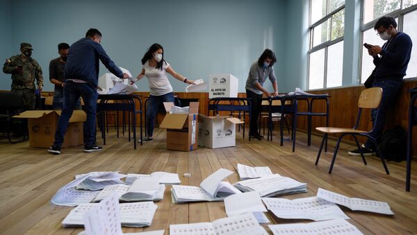 Funcionários fazem contagem dos votos de eleição do Equador. - Sputnik Brasil