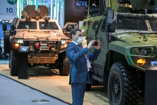 Homem tira foto na exposição da indústria de defesa IDEX 2021 em Abu Dhabi, EAU, 21 de fevereiro de 2021 - Sputnik Brasil