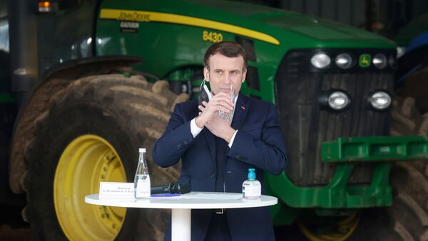 Presidente francês, Emmanuel Macron, durante visita à fazenda em Borgonha, França, 23 de fevereiro de 2021  - Sputnik Brasil