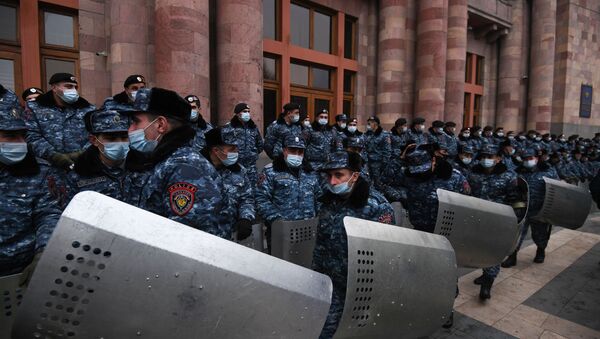 Policiais usam máscaras protetoras durante uma manifestação exigindo a renúncia do primeiro-ministro Nikol Pashinyan, na Praça da República, em Erevan, Armênia - Sputnik Brasil