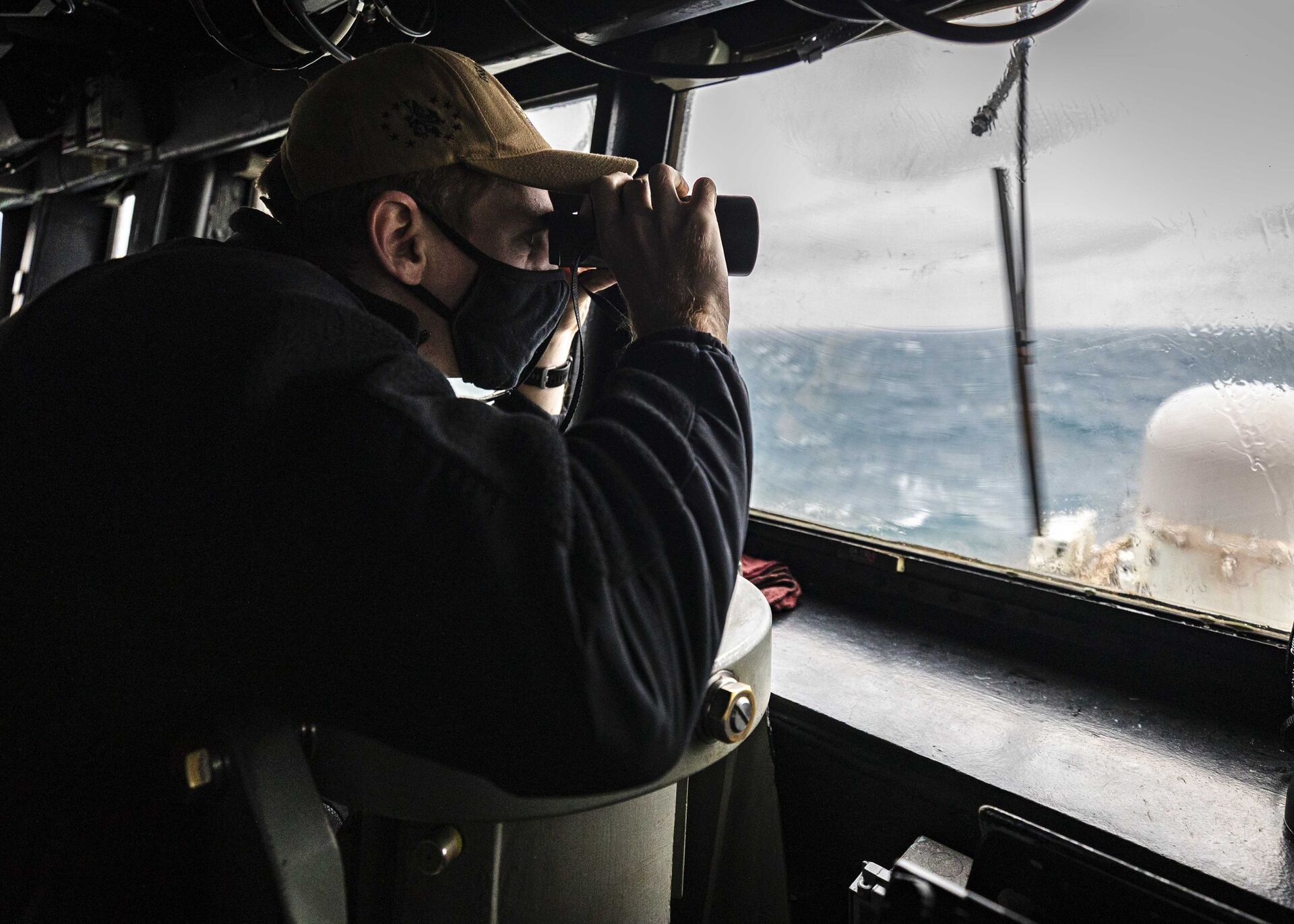 Militar observa o horizonte na casa do piloto enquanto o destróier  USS John S. McCain conduz operações de rotina em andamento em apoio à estabilidade e segurança para um Indo-Pacífico livre e aberto, no Estreito de Taiwan - Sputnik Brasil, 1920, 09.11.2021