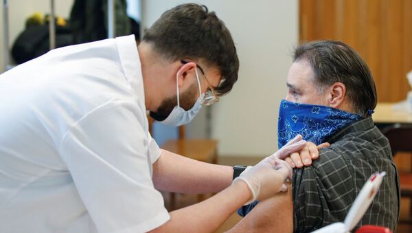 Enfermeiro aplica vacina da Pfizer em homem na cidade de Evanston, no estado de Illinois, nos EUA - Sputnik Brasil
