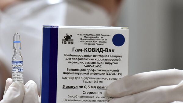 Em Pogdorica, capital de Montenegro, um profissional de saúde segura uma dose da vacina russa contra a COVID-19, Sputnik V, em 23 de fevereiro de 2021 - Sputnik Brasil