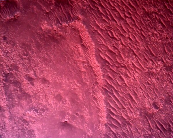 Superfície de Marte vista diretamente abaixo do rover Perseverance da NASA é registrada pela câmera apontada para baixo, 22 de fevereiro de 2021 - Sputnik Brasil