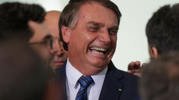 Presidente do Brasil, Jair Bolsonaro, ri durante cerimônia com prefeitos no Palácio do Planalto, em Brasília, 23 de fevereiro de 2021  - Sputnik Brasil