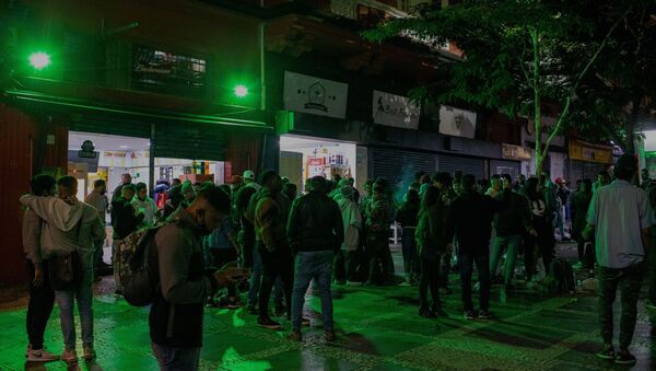Jovens se aglomeram e bar da rua Dom José de Barros, na região da República, na região central de São Paulo - Sputnik Brasil