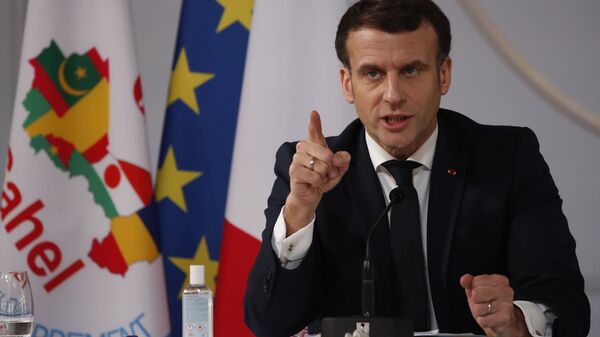 Presidente da França, Emmanuel Macron discursa durante reunião com líderes do G5 Sahel por videoconferência, em Paris, França, 16 de fevereiro de 2021 - Sputnik Brasil