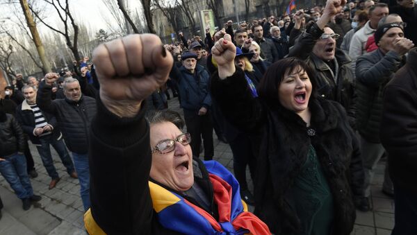Armênios protestando a favor do premiê Nikol Pashinyan, em Erevan - Sputnik Brasil