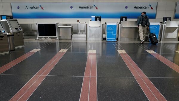 FILE PHOTO: A lone customer seeks assistance at an American Airlines check-in counter at Washington's Reagan National airport during the coronavirus (COVID-19) outbreak, in Washington, U.S. April 29, 2020. - Sputnik Brasil