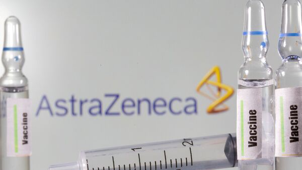 Tubo de testes rotulado vacina em frente ao logotipo da farmacêutica AstraZeneca em 9 de setembro de 2020 - Sputnik Brasil