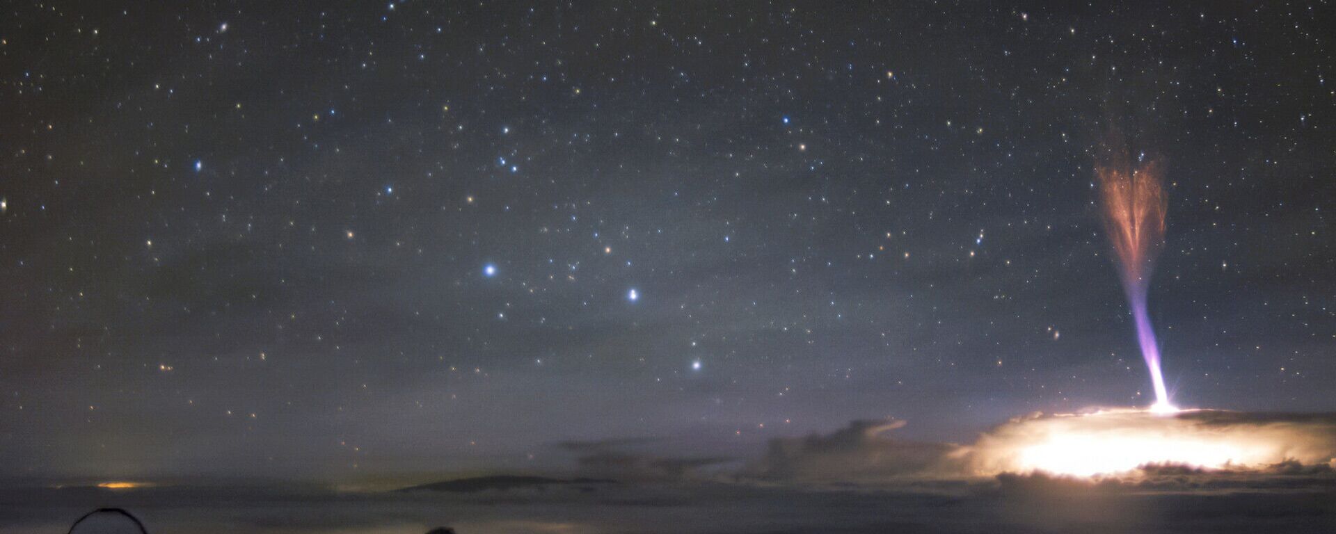 Fenômenos atmosféricos de sprite vermelho e de jato azul no céu de Havaí - Sputnik Brasil, 1920, 02.07.2021